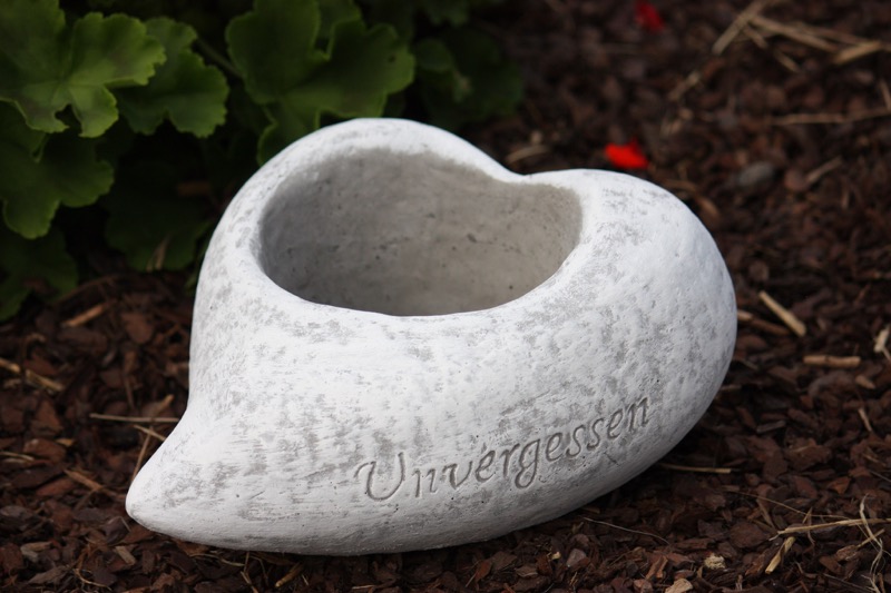 Grabschmuck Pflanzherz /"Unvergessen/" Steinguss Pflanzschale Herz Frostfest
