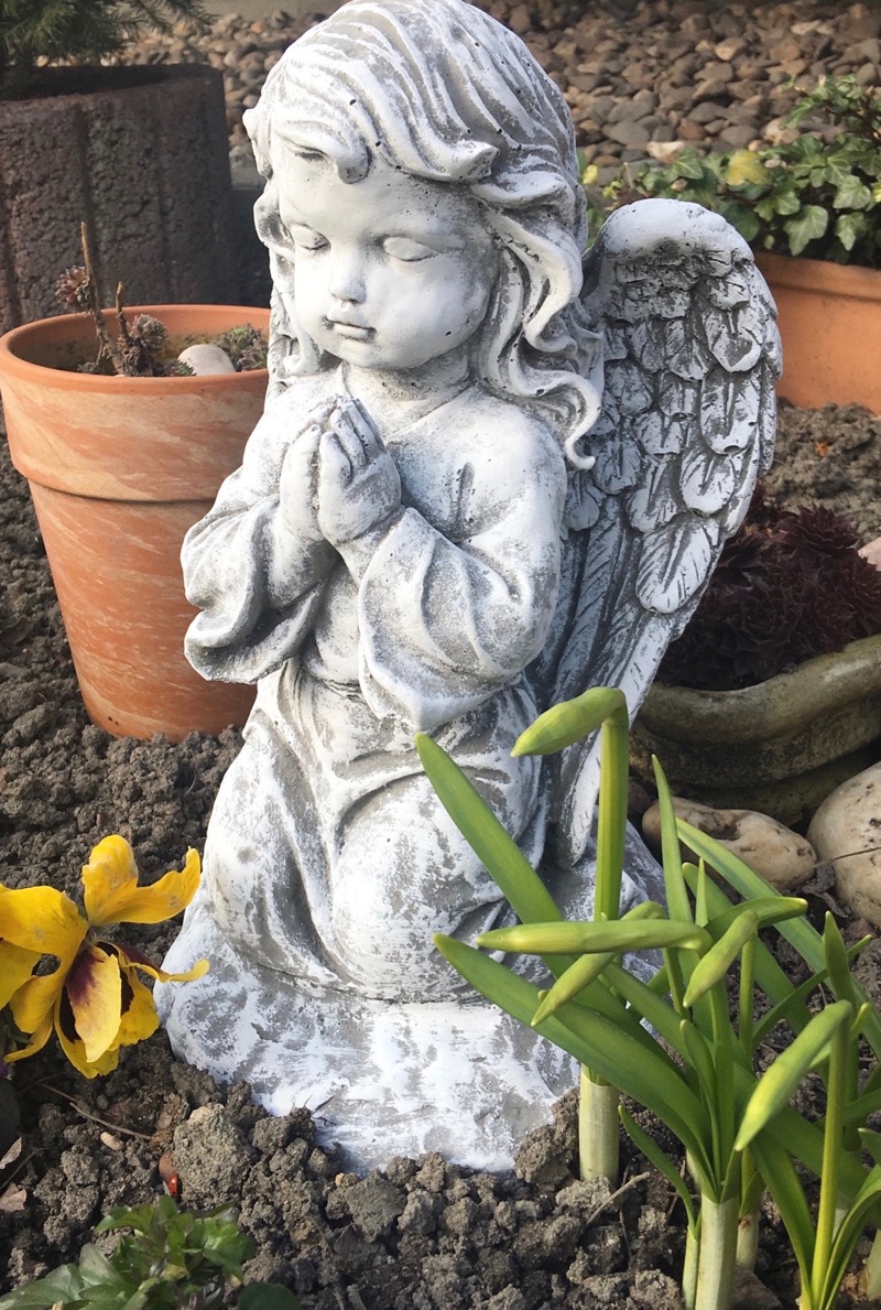 Steinfigur großer Engel kniend frostfest wetterfest Gartenfigur